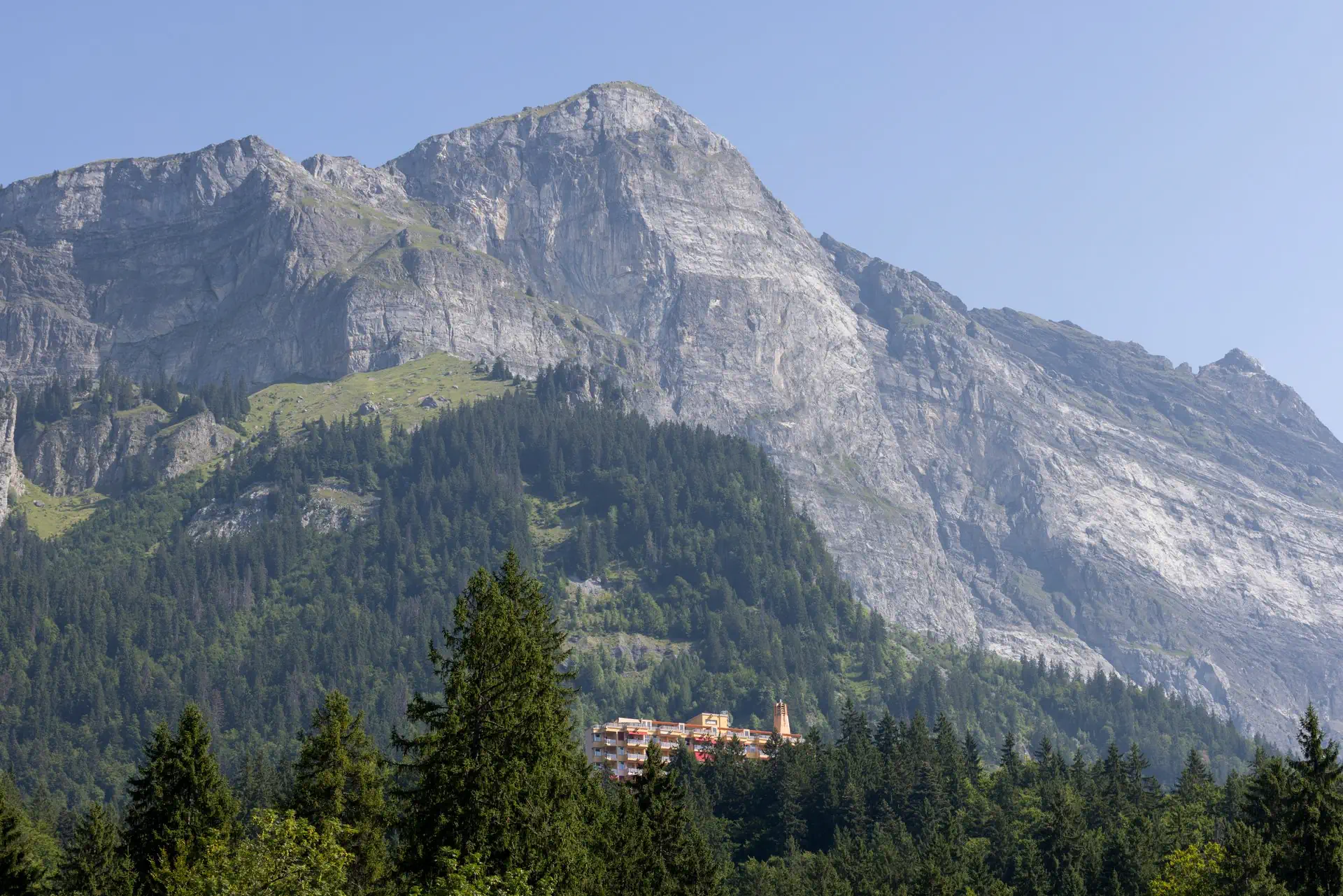 Passerelle himalayenne et lac vert depuis le plateau 100725 2