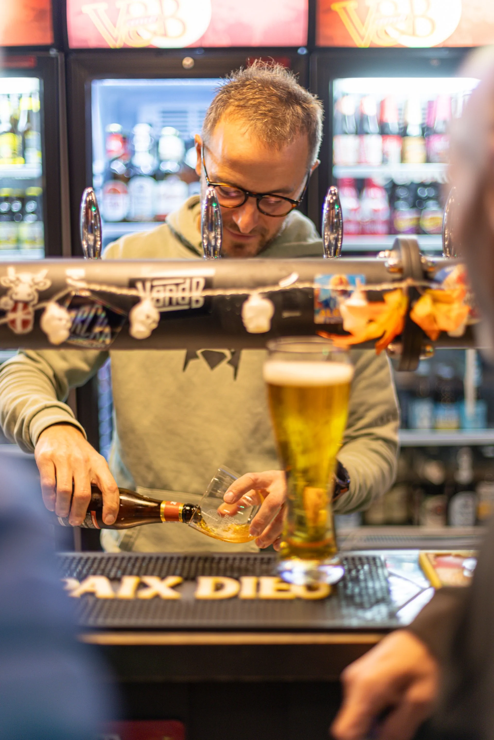 Cedric derrière le bar du V and B de Sallanches