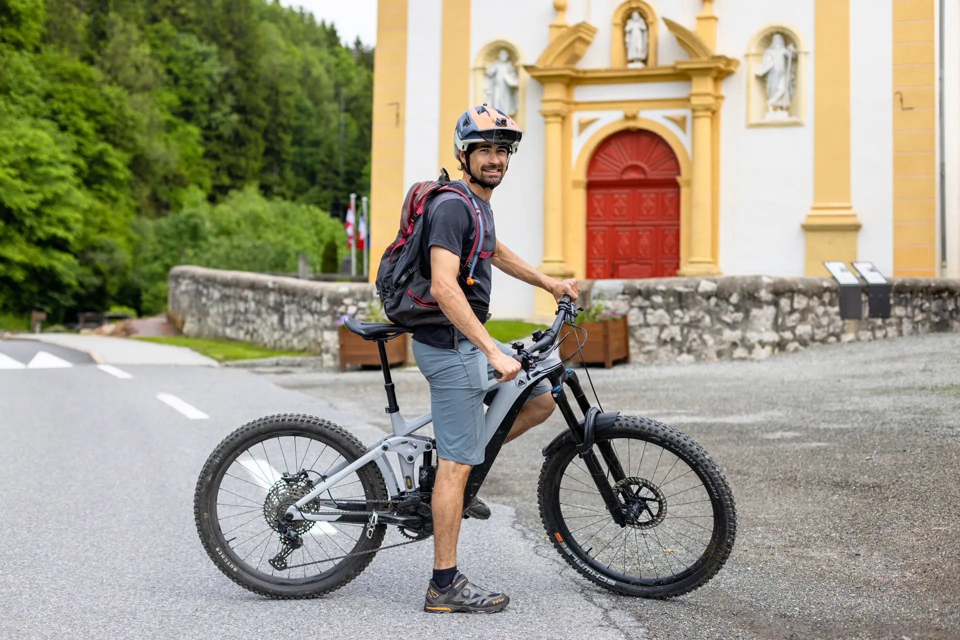 Julien Diot devant l'église de Saint Nicolas de Véroce