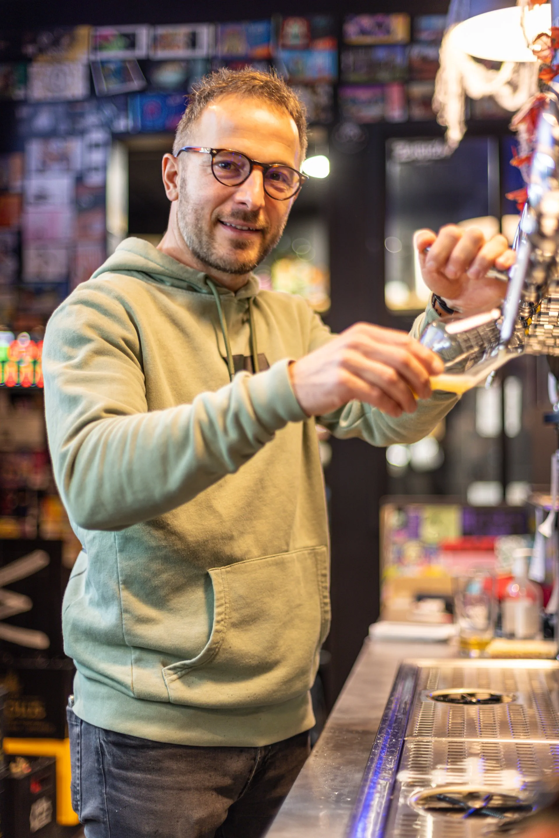 Cedric derrière le bar du V and B